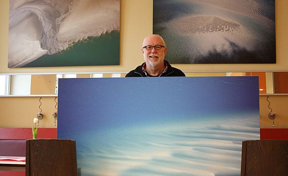 Unter dem Titel „Die Nordsee von oben“ zeigt Peter Hamel im Café Sonnenblick großformatige Fotos aus dem Weltnaturerbe Wattenmeer.