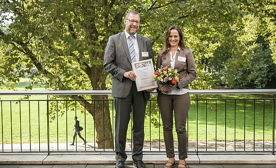 Gesundheitsmanagerin Nadja Kohlwey und Geschäftsführer Gerhard Freund nehmen den Gesundheitspreis der BGW für das Josefsheim Bigge entgegen.