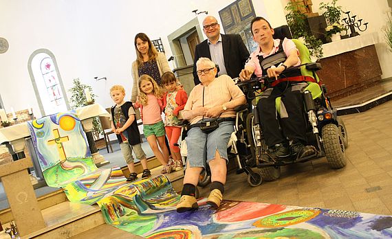 Auf einer Länge von 25 Metern haben Menschen mit und ohne Behinderung einen Kreuzweg gestaltet. Mit den Teilnehmern freuen sich Kunsttherapeutin Melanie Vogel und Seelsorger Björn Kölber über das gelungene Projekt.